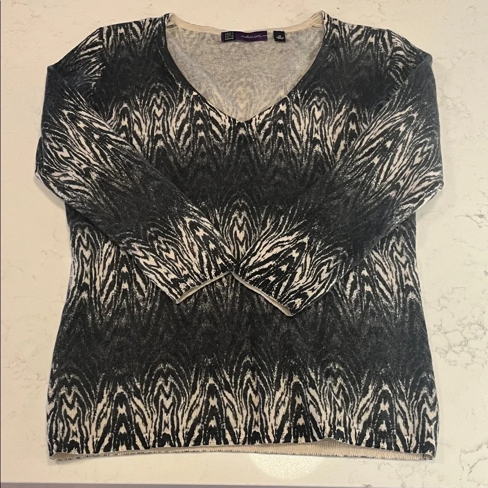 💯% CASHMERE Saks Fifth Avenue v-neck sweater Size M - Picture 1 of 6